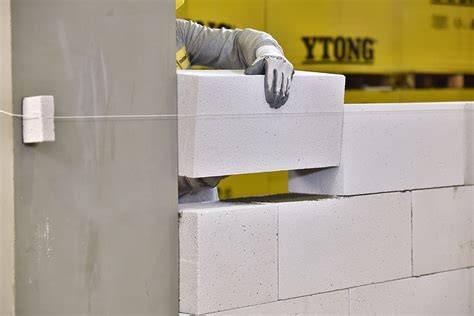 Ilustrácia správneho značenia a počiatočných rezov na Ytong bloku