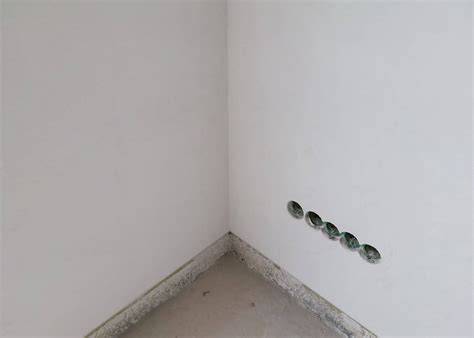 Detail aplikácie výstužnej tkaniny do omietky sokla