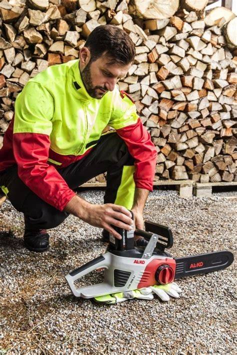 Schéma ergonomického držania reťazovej píly