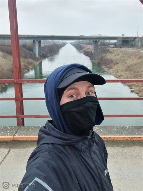 Osoba s čiapkou v veternom počasí