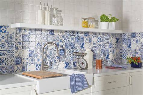 Modrá majolika obklady s patchwork dizajnom