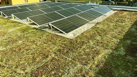 Zelená strecha s fotovoltaickými panelmi, ilustrujúca synergiu