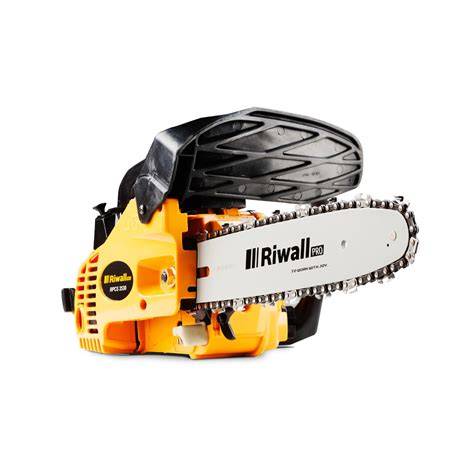 Riwall PRO RPCS 2530 v akcii - odvetvovanie stromov