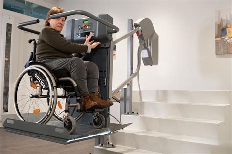 Znak invalidnej osoby na vozíku pred budovou ÚPSVR