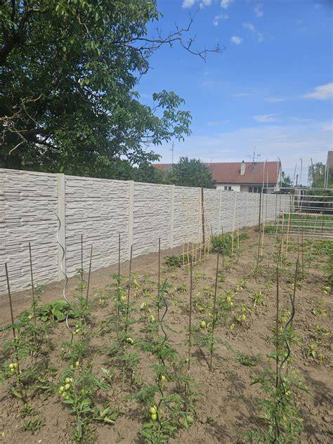 Moderný betónový plot