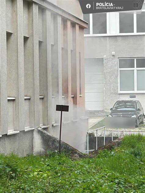 Odborník kontroluje kotolňu v bytovom dome