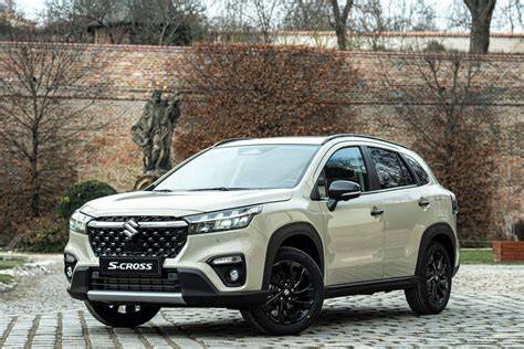Suzuki S-Cross Black Edition v farbe Savanna Ivory Metallic s čiernou strechou