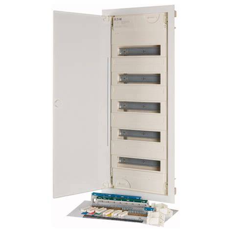 Rozvodnica Eaton KLV-48UPS-F s otvorenými dverami a svorkovnicami