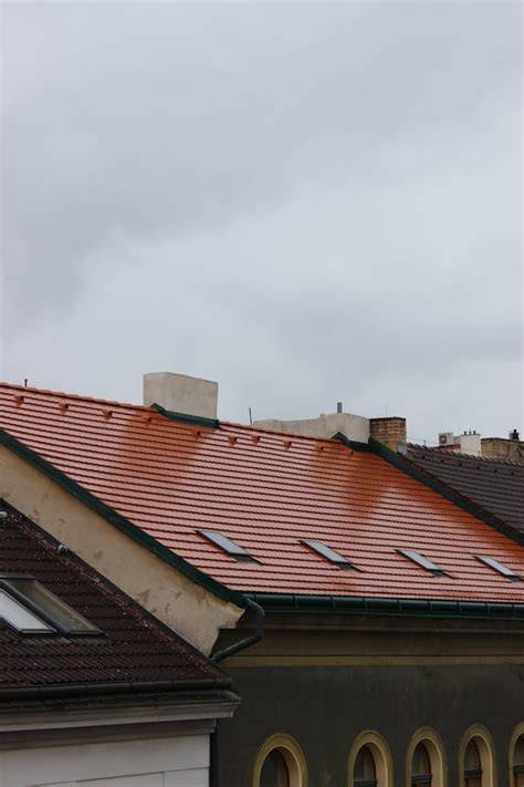 Tím odborníkov pri aplikácii strešnej izolácie