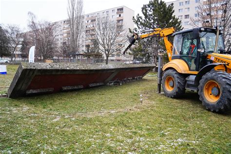 Tím stavebných odborníkov pri práci v Dunajskej Strede