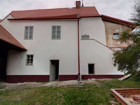 Vizualizácia zrekonštruovaného historického domu vs. novostavba