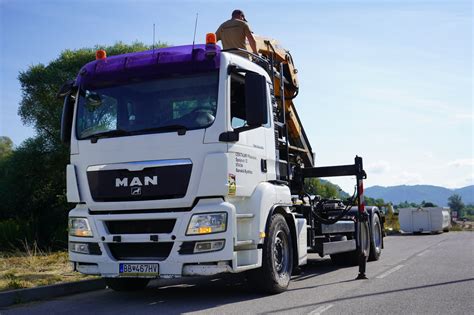 Nákladné auto s hydraulickou rukou pre dopravu stavebných materiálov