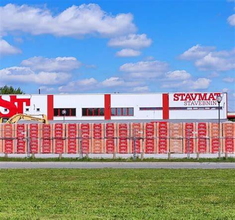 Pohľad na modernú budovu predajne STAVMAT STAVEBNINY v Prešove