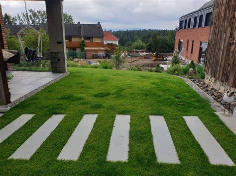 Betónové nášľapné platne elegantne umiestnené v trávniku