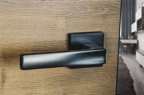 Elegantné čierne rozetové dverové kovanie v modernom interiéri