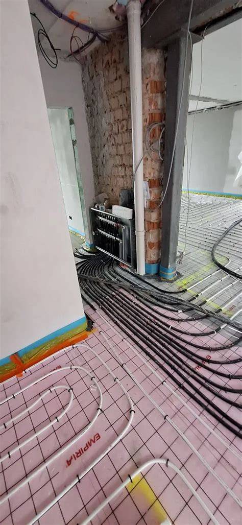 Porovnanie teplovodného a elektrického podlahového kúrenia