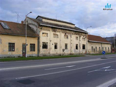 Historická hospodárska budova pred rekonštrukciou
