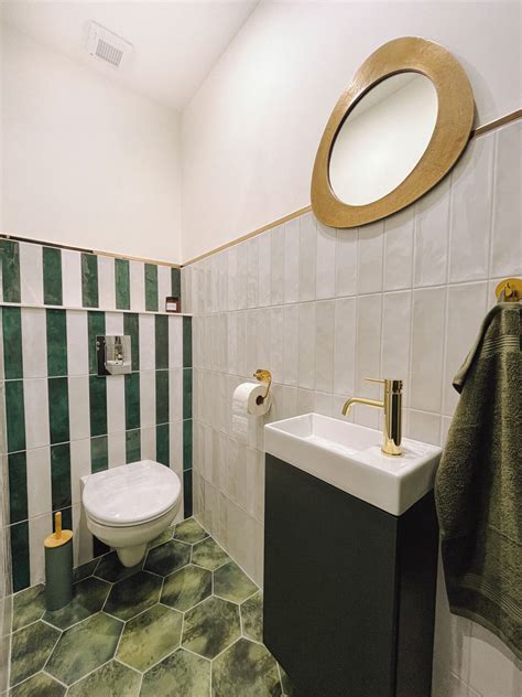 Elegantná kúpeľňa so zelenými mramorovými obkladmi a zlatými akcentmi