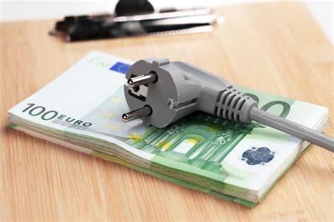 Infografika: Priemerná ročná spotreba elektriny v slovenských domácnostiach (bez elektrického kúrenia vs. s elektrickým kúrením)