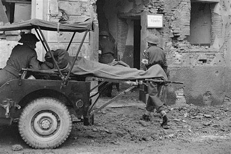 Historická fotografia z výstavby železnice na Slovensku počas 2. svetovej vojny