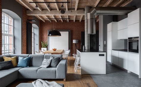 Interiér s tehlovým obkladom a čiernymi kovovými prvkami