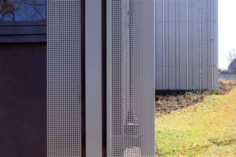 Detail perforovanej fasády s LED podsvietením na komerčnej budove