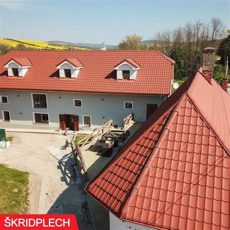 Aplikácia asfaltového penetračného laku na strešnú krytinu