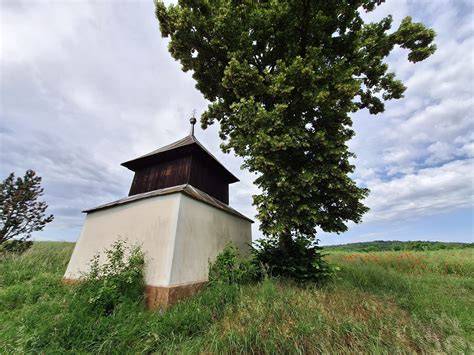 ukážka rôznych frakcií riečneho štrku v záhradnom priestore
