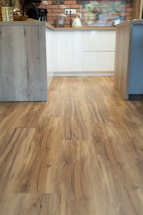 Vrstvená štruktúra vinylovej a laminátovej podlahy