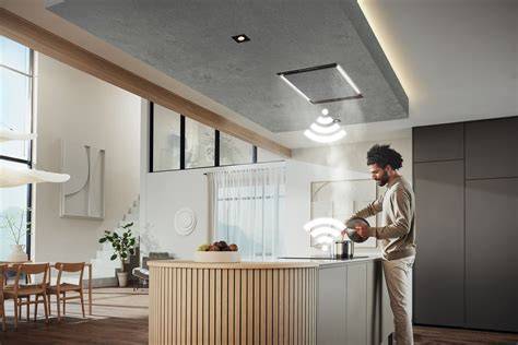 Pár relaxujúci v modernej hydromasážnej vani s ambientným osvetlením