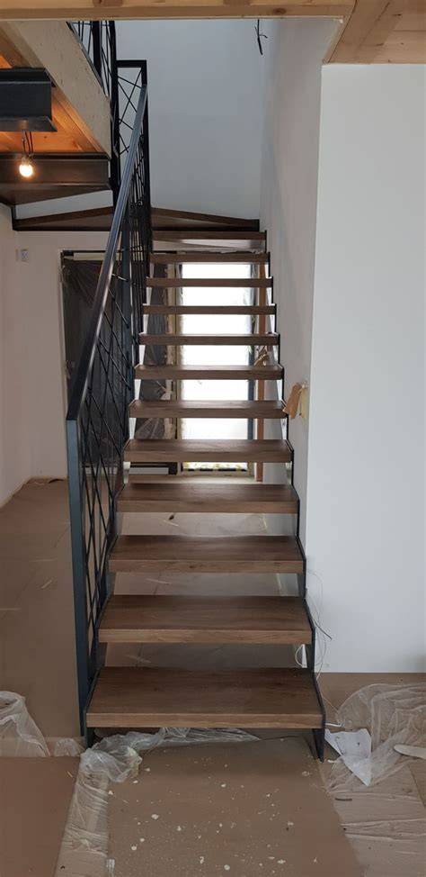 Schodisko v interiéri s minimalistickým zábradlím