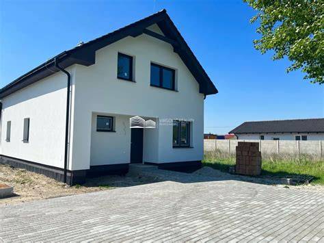 Rodinný dom s vyznačenými miestami tepelných únikov a zateplenou fasádou