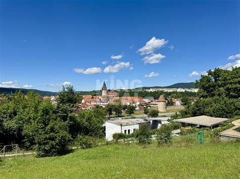 Historické centrum Kremnice s výhľadom na mestskú vežu