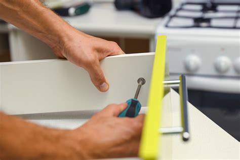 Ukážka push-to-open mechanizmu na kuchynskej skrinke