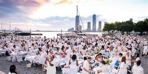 Ľudia oblečení v bielom na Dîner en blanc v Paríži