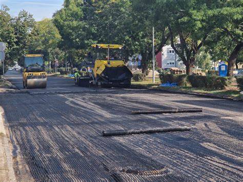 Proces frézovania starého asfaltu počas rekonštrukcie ciest