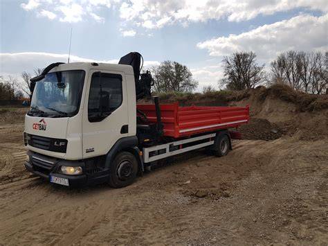 Vizualizácia dodávky stavebných materiálov s hydraulickou rukou
