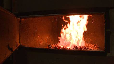 Zakázané materiály na spaľovanie v krbe