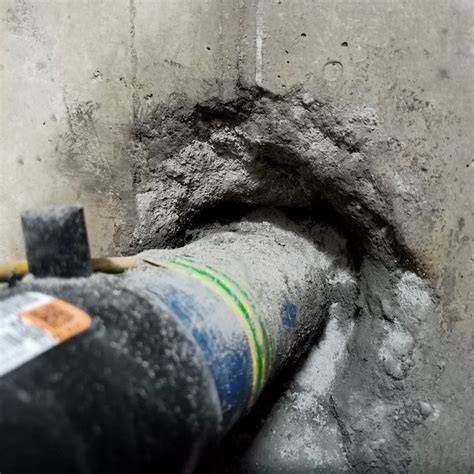 Správne utesnenie prestupu potrubia s trvalo pružným tmelom