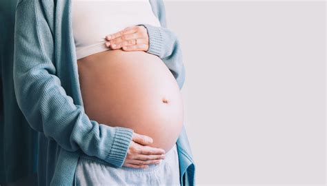 Tehotná žena konzumujúca jogurt s ľanovými semienkami