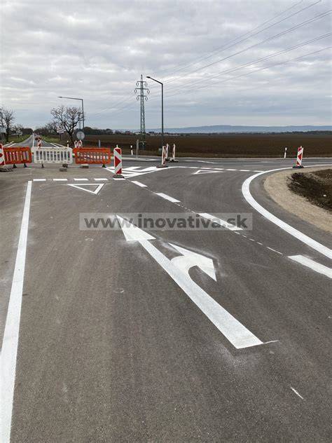 Tím inštalujúci dopravné značenie