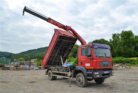 Nákladné vozidlo STAVMAT STAVEBNINY s hydraulickou rukou