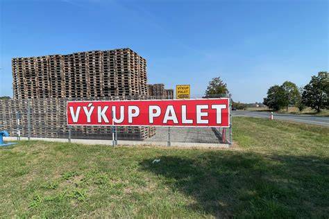 Palety s rôznymi stavebnými materiálmi v sklade