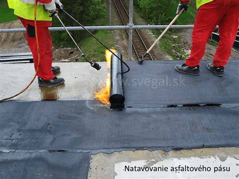 Natavovanie hydroizolačného pásu na streche