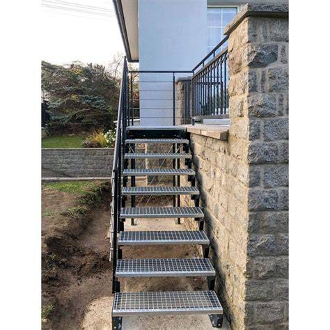 Vonkajšie schody vystavené poveternostným vplyvom