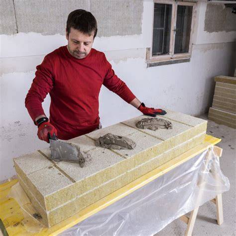 Detail aplikácie lepiacej malty na izolačnú dosku