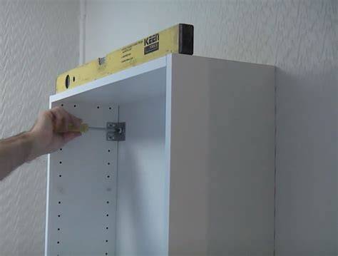 Jednoduché závesné kovanie pre horné kuchynské skrinky