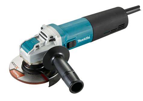 Detail uhlovej brúsky Makita 125 mm pri práci