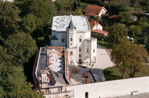 Pohľad na historickú architektúru kaštieľa v Moravanoch nad Váhom