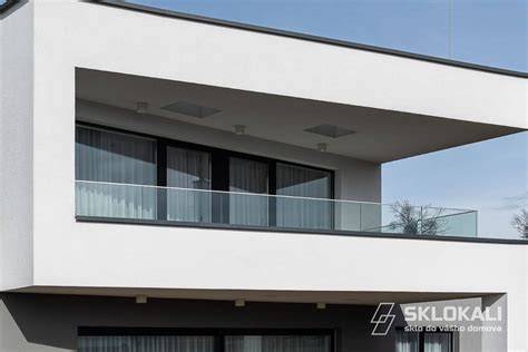 Moderné sklenené zábradlie na balkóne s panoramatickým výhľadom